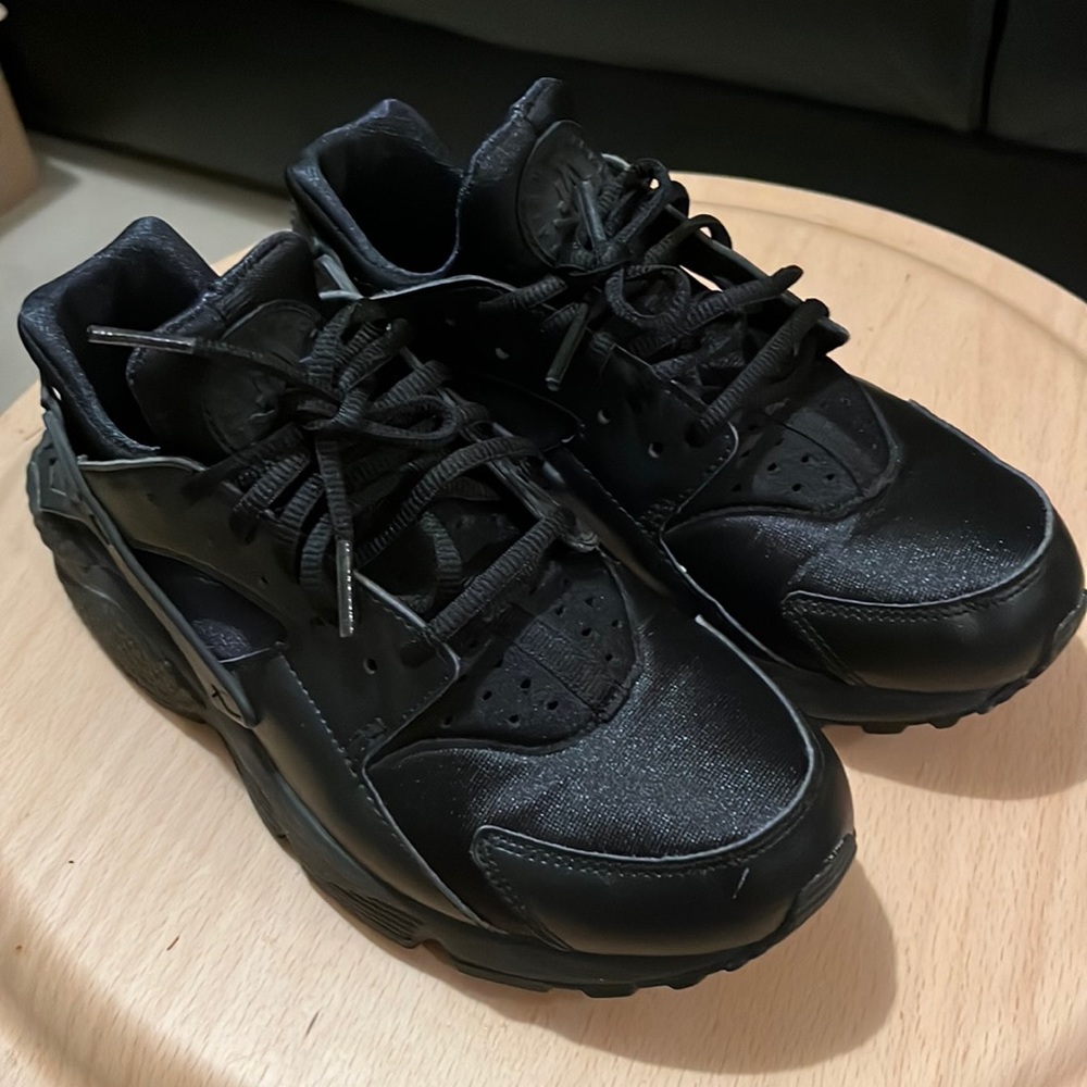Nike women Huarache all black shoes size US 8 / Eur 39